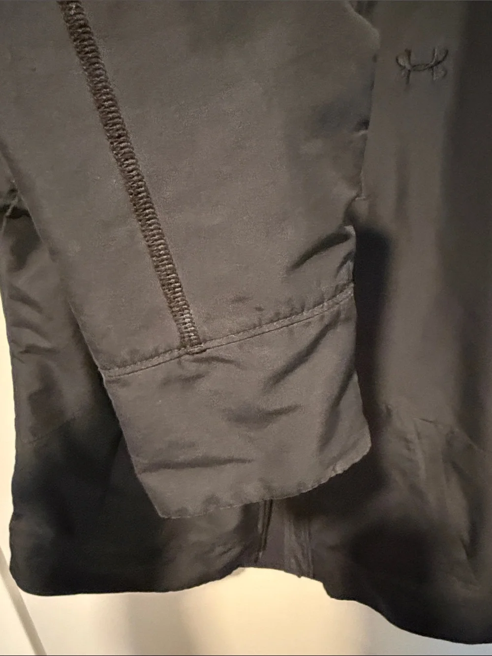 Under Armour Men's Black Lightweight Jacket with Zip Pockets Medium.